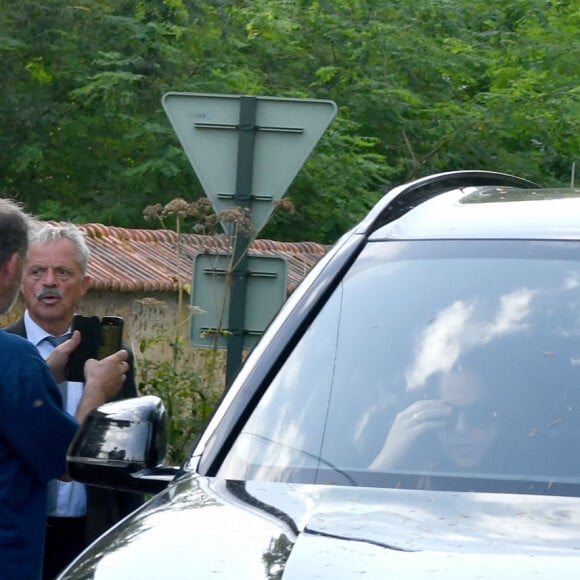 Anouchka Delon et son mari Julien Dereims à la sortie de la propriété de Douchy-Montcorbon après les obsèques d'Alain Delon le 24 août 2024. 