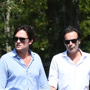 Anthony Delon et son demi-frère Alain-Fabien découvrent les hommages devant les grilles de la propriété de Douchy, quelques heures avant les obsèques de leur père, A.Delon, le 24 août 2024. Décédé le 18 août 2024, l'acteur a rendu son dernier souffle, entouré des siens dans sa propriété de Douchy, où il sera inhumé, le 24 août 2024 vers 17 heures dans une chapelle, construite il y a une vingtaine d'années.