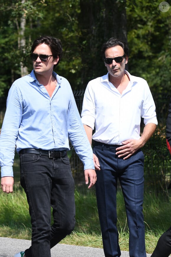 Anthony Delon et son demi-frère Alain-Fabien découvrent les hommages devant les grilles de la propriété de Douchy, quelques heures avant les obsèques de leur père, A.Delon, le 24 août 2024. Décédé le 18 août 2024, l'acteur a rendu son dernier souffle, entouré des siens dans sa propriété de Douchy, où il sera inhumé, le 24 août 2024 vers 17 heures dans une chapelle, construite il y a une vingtaine d'années.