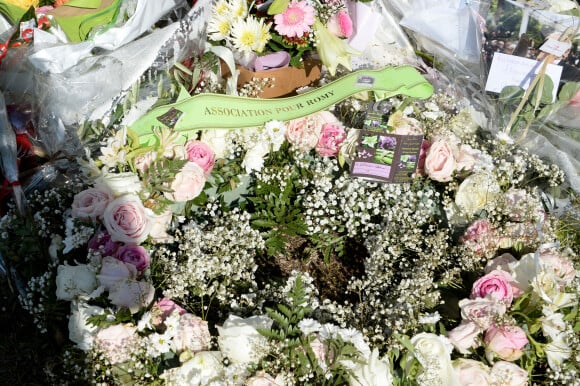 Fleurs et messages déposés par les fans devant la propriété d'Alain Delon à quelques heures des obsèques de l'acteur qui auront lieu dans la chapelle à l'intérieur de sa propriété à Douchy-Montcorbon le 24 août 2024.