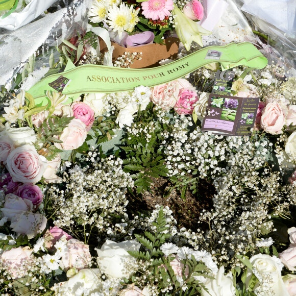 Fleurs et messages déposés par les fans devant la propriété d'Alain Delon à quelques heures des obsèques de l'acteur qui auront lieu dans la chapelle à l'intérieur de sa propriété à Douchy-Montcorbon le 24 août 2024.