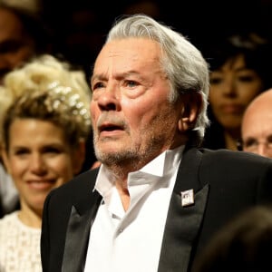 Alain Delon a été enterré à Douchy.
Alain Delon (avec un badge Paris Match d'une ancienne couverture du magazine titrant "Alain Delon, mes deux amours, Rosalie et Anouchka) et sa fille Anouchka (Robe Elie Saab) - Remise de la Palme d'Honneur à Alain Delon lors du 72ème Festival International du Film de Cannes. © Jacovides-Moreau / Bestimage