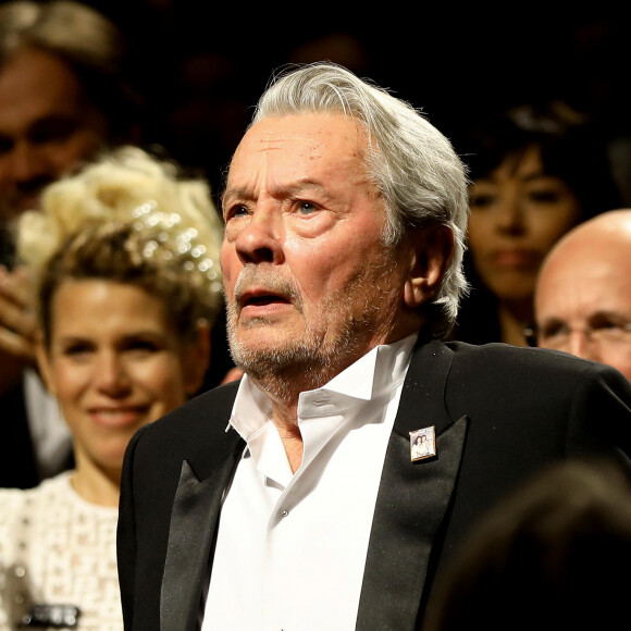 Alain Delon a été enterré à Douchy.
Alain Delon (avec un badge Paris Match d'une ancienne couverture du magazine titrant "Alain Delon, mes deux amours, Rosalie et Anouchka) et sa fille Anouchka (Robe Elie Saab) - Remise de la Palme d'Honneur à Alain Delon lors du 72ème Festival International du Film de Cannes. © Jacovides-Moreau / Bestimage