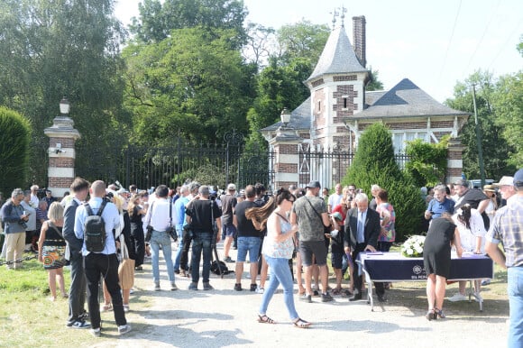 Les fans rendent hommage à Alain Delon devant la grille de sa propriété à Douchy-Montcorbon pendant ses obsèques le 24 août 2024.  Fans pay tribute to Alain Delon in front of the gate of his property in Douchy-Montcorbon during his funeral on August 24, 2024. 