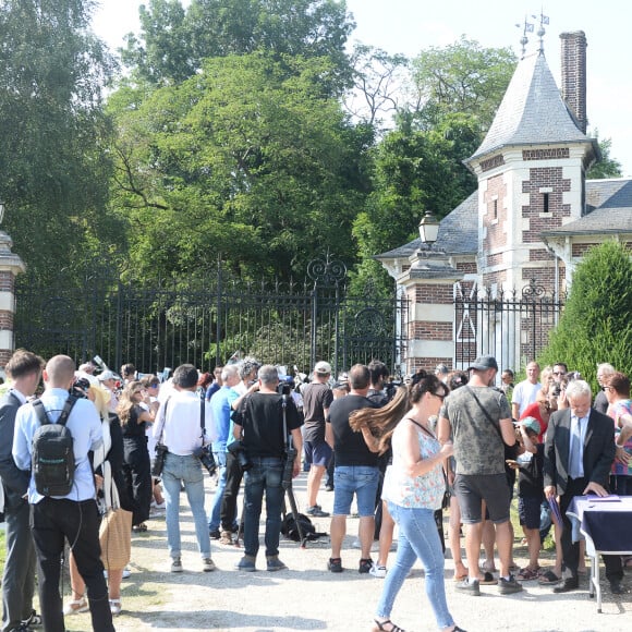 Les fans rendent hommage à Alain Delon devant la grille de sa propriété à Douchy-Montcorbon pendant ses obsèques le 24 août 2024.  Fans pay tribute to Alain Delon in front of the gate of his property in Douchy-Montcorbon during his funeral on August 24, 2024. 