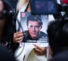 Les fans rendent hommage à Alain Delon devant la grille de sa propriété à Douchy-Montcorbon pendant ses obsèques le 24 août 2024. © Baptiste Autissier / Panoramic / Bestimage 