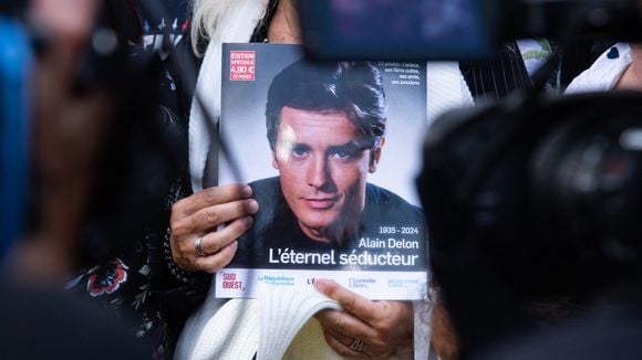 "C'est nul, ils chantent faux..." : l'hommage des fans d'Alain Delon à Douchy critiqué en direct sur BFMTV (VIDEO)