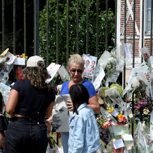 Fleurs et messages déposés par les fans devant la propriété d'Alain Delon à quelques heures des obsèques de l'acteur qui auront lieu dans la chapelle à l'intérieur de sa propriété à Douchy-Montcorbon le 24 août 2024. 