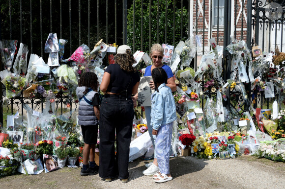 Fleurs et messages déposés par les fans devant la propriété d'Alain Delon à quelques heures des obsèques de l'acteur qui auront lieu dans la chapelle à l'intérieur de sa propriété à Douchy-Montcorbon le 24 août 2024. 