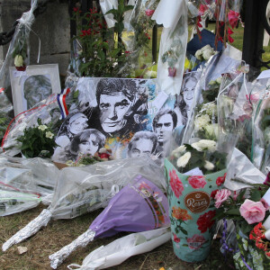 Les fans d'A.Delon déposent des fleurs et des messages devant les grilles de sa maison de Douchy, le 21 août 2024. L'acteur est décédé le 18 août 2024 à l'âge de 88 ans. © Stéphanie Grossetete / Panoramic / Bestimage 