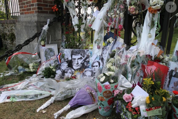 Les fans d'A.Delon déposent des fleurs et des messages devant les grilles de sa maison de Douchy, le 21 août 2024. L'acteur est décédé le 18 août 2024 à l'âge de 88 ans. © Stéphanie Grossetete / Panoramic / Bestimage 