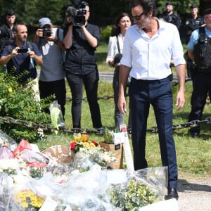 Anthony Delon et son demi-frère Alain-Fabien découvrent les hommages devant les grilles de la propriété de Douchy, quelques heures avant les obsèques de leur père, A.Delon, le 24 août 2024.