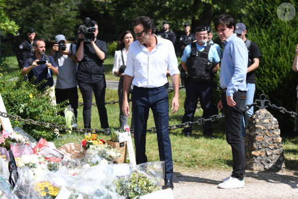 Anthony Delon et son demi-frère Alain-Fabien découvrent les hommages devant les grilles de la propriété de Douchy, quelques heures avant les obsèques de leur père, A.Delon, le 24 août 2024.