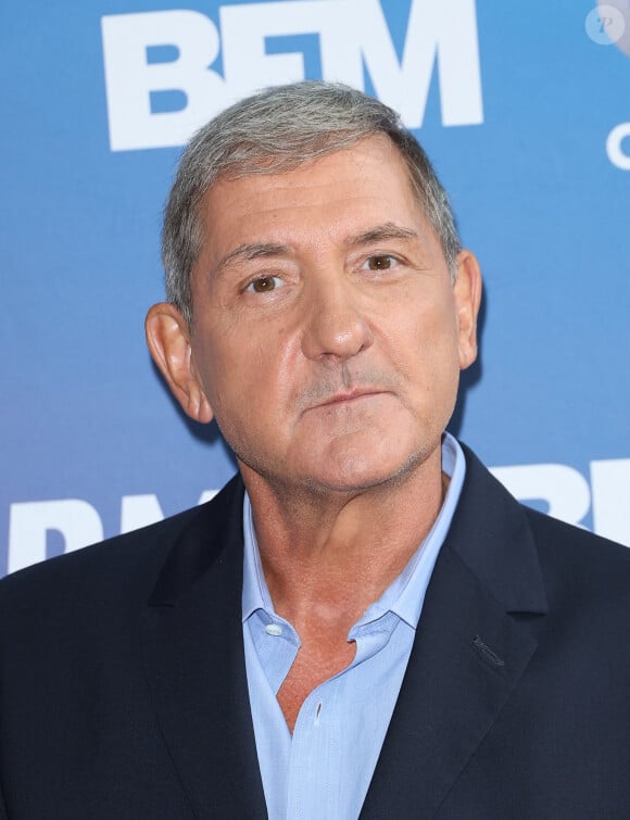 Afin de pallier le départ d'Yves Calvi, BFMTV a décidé de promouvoir l'une de ses étoiles montantes
Yves Calvi lors de la conférence de presse de rentrée BFM TV. - RMC du groupe Altice France à Paris, France, le 31 août 2023