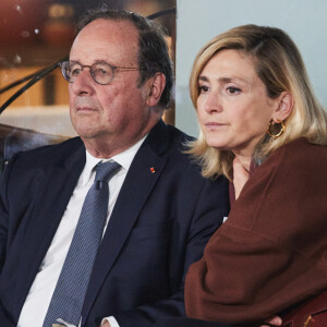 Récemment, le couple accueillait une ribambelle de personnalités
François Hollande et sa femme Julie Gayet assistent au match opposant C. Alcaraz à S. Tsitsipas lors des Internationaux de France de tennis de Roland Garros 2024 à Paris le 4 juin 2024. © Jacovides-Moreau/Bestimage 