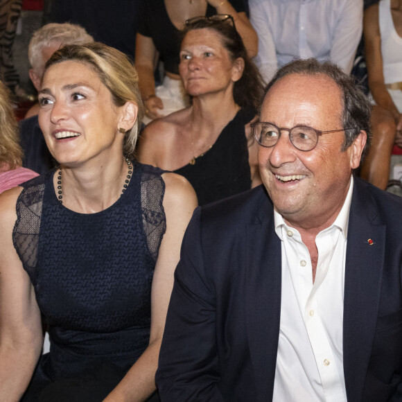 Exclusif - Julie Gayet et son mari François Hollande, Jean-Pierre Jouyet et sa femme - Personnalités au spectacle "Simone Veil, Les combats d'une effrontée" lors du 40ème Festival de Ramatuelle. © Cyril Bruneau / Festival de Ramatuelle / Bestimage