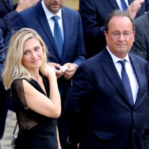 François Hollande et sa compagne Julie Gayet lors de la cérémonie d'hommage national à Jean-Paul Belmondo à l'Hôtel des Invalides à Paris, France, le 9 septembre 2021. © Dominique Jacovides/Bestimage 