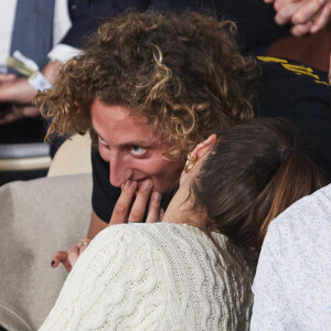 Dans sa story Instagram, il embrasse avec passion une jolie brune.
Joalukas Noah et une amie dans les tribunes des Internationaux de France de tennis de Roland Garros à Paris, le 4 juin 2024