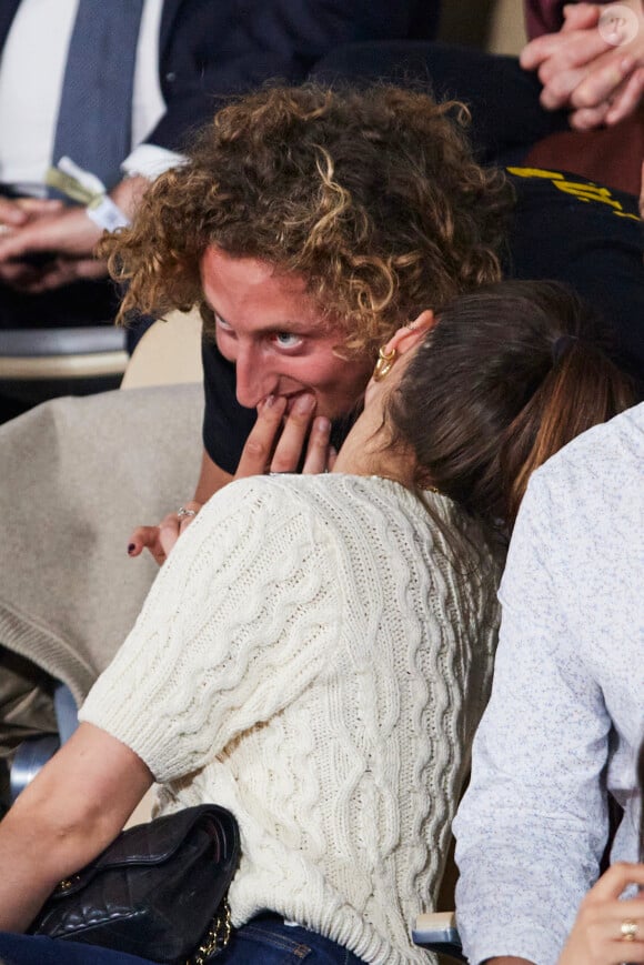 Dans sa story Instagram, il embrasse avec passion une jolie brune.
Joalukas Noah et une amie dans les tribunes des Internationaux de France de tennis de Roland Garros à Paris, le 4 juin 2024