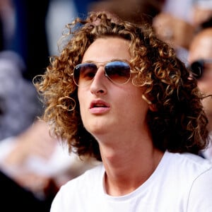 Lundi 26 août, le benjamin du tennisman a dévoilé un cliché sans équivoque
Joalukas Noah dans les tribunes lors des internationaux de France de Tennis de Roland Garros, le 2 juin 2022