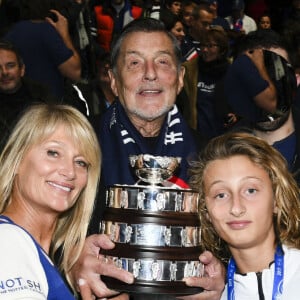 Jean-Claude Camus, Isabelle Camus (femme de Yannick Noah) et Joalukas Noah lors de Finale de la coupe Davis au Stade Pierre Mauroy à Villeneuve d'Ascq, France, le 26 novembre 2017.