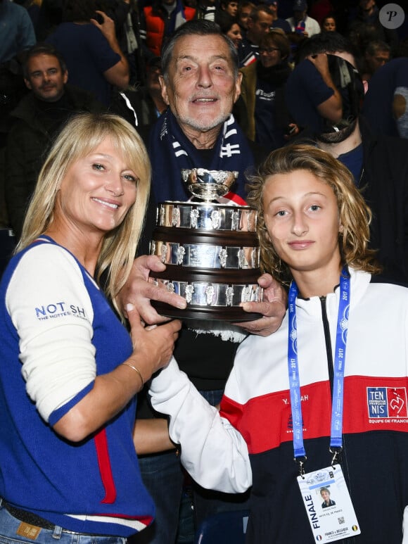 Jean-Claude Camus, Isabelle Camus (femme de Yannick Noah) et Joalukas Noah lors de Finale de la coupe Davis au Stade Pierre Mauroy à Villeneuve d'Ascq, France, le 26 novembre 2017.