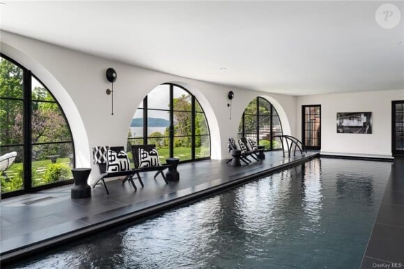 De la piscine intérieure chauffée...
Le manoir de Catherine Zeta Jones et Michaël Douglas, situé à Irvington, 40 km au nord de Manhattan est à vendre 12 millions de dollars.©Compass