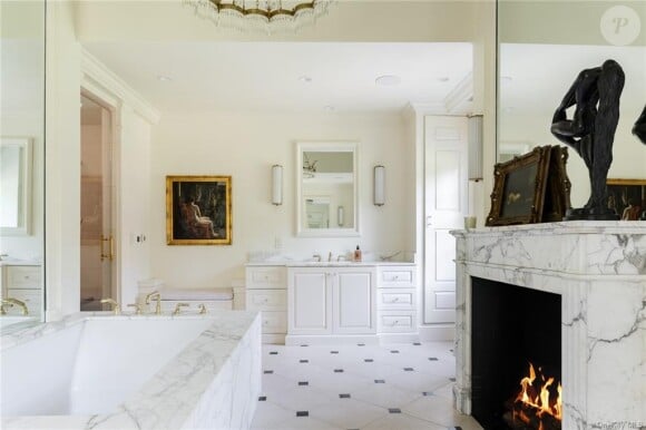 Ou de l'une des 12 salles de bain !Le manoir de Catherine Zeta Jones et Michaël Douglas, situé à Irvington, 40 km au nord de Manhattan est à vendre 12 millions de dollars.©Compass