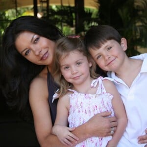 Catherine Zeta Jones, et ses enfants Dylan et Carys lorsqu'ils étaient jeunes...©Instagram