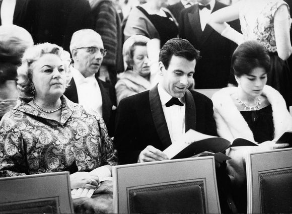 Retro - Maximilian Schell est décédé à 83 ans des suites d'une maladie grave et subite le mardi 28 janvier 2014. / Nov 23, 1963; Munich, Allemagne ; PRINCESSE SORAYA d'Iran avec sa mère FURSTIN ESFANDIARY et la star de cinéma MAXIMILIAN SCHELL au Théâtre national de Munich.