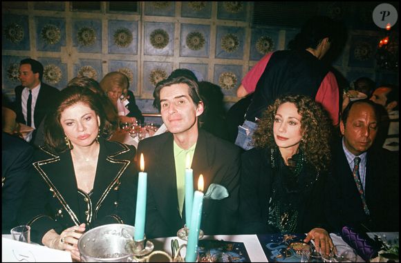 Qui a été la seconde épouse et reine consort de Mohammad Reza Pahlavi, le dernier chah d'Iran
Archives - La princesse Soraya Esfandiary, Thierry Bruet et Marisa Berenson lors d'une soirée aux Bains Douches à Paris en 1994.