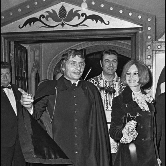 Brigitte Bardot et Gunter Sachs célèbrent leur anniversaire de mariage à Paris en 1967.