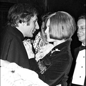 Mais ici, intéressons-nous à celle avec Gunter Sachs
Brigitte Bardot et Gunter Sachs célèbrent leur anniversaire de mariage à Paris en 1967.