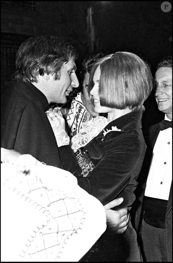 Mais ici, intéressons-nous à celle avec Gunter Sachs
Brigitte Bardot et Gunter Sachs célèbrent leur anniversaire de mariage à Paris en 1967.