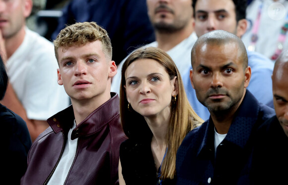 Léon Marchand, Manon Apithy-Brunet, Tony Parker - Les célébrités en tribunes pendant la finale de basketball opposant les Etats-Unis à la France (98-87) lors des Jeux Olympiques de Paris 2024 (JO) à l'Arena Bercy, à Paris, France, le 10 août 2024. © Jacovides-Perusseau/Bestimage