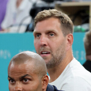 Tony Parker, Dirk Nowitzki- Les célébrités en tribunes pendant l'épreuve de basketball de Demi-Finale opposant la France à l'Allemagne lors des Jeux Olympiques de Paris 2024 (JO) à l'Arena Bercy, à Paris, France, le 8 août 2024. © Jacovides-Perusseau/Bestimage