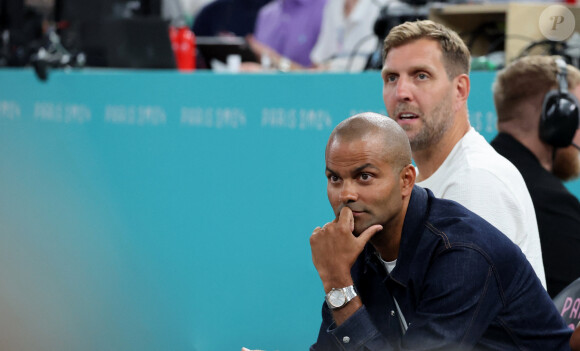 Tony Parker, Dirk Nowitzki- Les célébrités en tribunes pendant l'épreuve de basketball de Demi-Finale opposant la France à l'Allemagne lors des Jeux Olympiques de Paris 2024 (JO) à l'Arena Bercy, à Paris, France, le 8 août 2024. © Jacovides-Perusseau/Bestimage