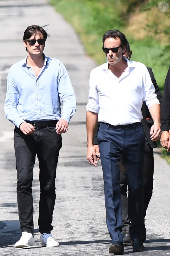 Anthony Delon et son demi-frère Alain-Fabien découvrent les hommages devant les grilles de la propriété de Douchy, quelques heures avant les obsèques de leur père, A.Delon, le 24 août 2024. Décédé le 18 août 2024, l'acteur a rendu son dernier souffle, entouré des siens dans sa propriété de Douchy, où il sera inhumé, le 24 août 2024 vers 17 heures dans une chapelle, construite il y a une vingtaine d'années.