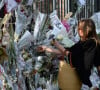 Et qui a assisté à ses obsèques 
Fleurs et messages déposés par les fans devant la propriété d'Alain Delon à quelques heures des obsèques de l'acteur qui auront lieu dans la chapelle à l'intérieur de sa propriété à Douchy-Montcorbon le 24 août 2024.