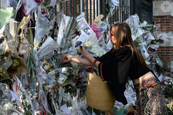 Et qui a assisté à ses obsèques 
Fleurs et messages déposés par les fans devant la propriété d'Alain Delon à quelques heures des obsèques de l'acteur qui auront lieu dans la chapelle à l'intérieur de sa propriété à Douchy-Montcorbon le 24 août 2024.