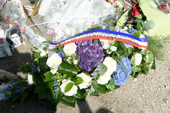 Les fans rendent hommage à Alain Delon devant la grille de sa propriété à Douchy-Montcorbon pendant ses obsèques le 24 août 2024. 