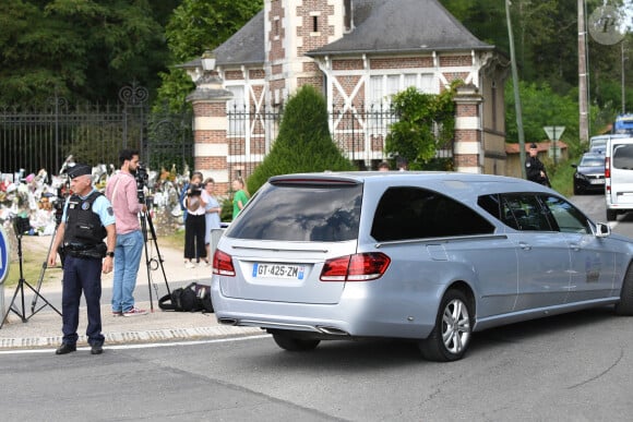 Le cercueil contenant le corps d'Alain Delon a ensuite été emporté pour l'inhumation vers la chapelle au son de la célèbre chanson de Franck Sinatra : "My Way"
Arrivée du cercueil dans le corbillard à la propriété de Douchy-Montcorbon à quelques heures des obsèques d'Alain Delon le 24 août 2024. 