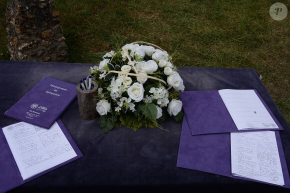 Fleurs et messages déposés par les fans devant la propriété d'Alain Delon à quelques heures des obsèques de l'acteur qui auront lieu dans la chapelle à l'intérieur de sa propriété à Douchy-Montcorbon le 24 août 2024. 