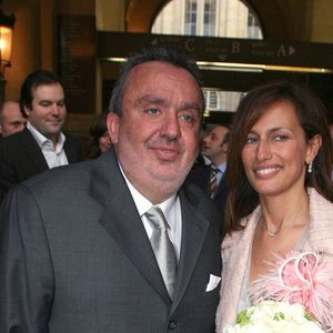 Les jeunes mariés Dominique Farrugia et Isabelle posent pour les photographes après leur mariage qui s'est déroulé à la mairie du 16e arrondissement de Paris, France, le samedi 22 janvier 2005. Photo par Mousse/ABACA.