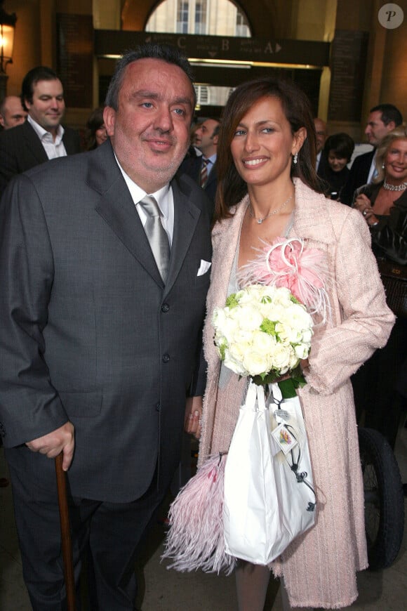 Les jeunes mariés Dominique Farrugia et Isabelle posent pour les photographes après leur mariage qui s'est déroulé à la mairie du 16e arrondissement de Paris, France, le samedi 22 janvier 2005. Photo par Mousse/ABACA.