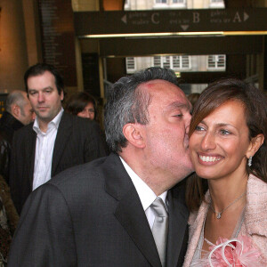 Les jeunes mariés Dominique Farrugia et Isabelle posent pour les photographes après leur mariage qui s'est déroulé à la mairie du 16e arrondissement de Paris, France, le samedi 22 janvier 2005. Photo par Mousse/ABACA.