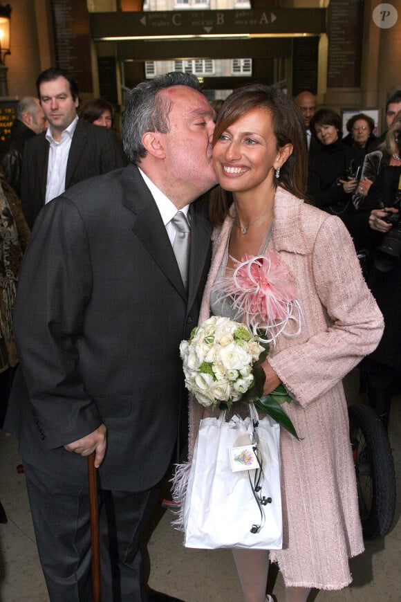 Les jeunes mariés Dominique Farrugia et Isabelle posent pour les photographes après leur mariage qui s'est déroulé à la mairie du 16e arrondissement de Paris, France, le samedi 22 janvier 2005. Photo par Mousse/ABACA.