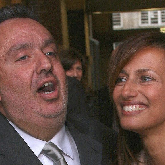 Les jeunes mariés Dominique Farrugia et Isabelle posent pour les photographes après leur mariage qui s'est déroulé à la mairie du 16e arrondissement de Paris, France, le samedi 22 janvier 2005. Photo par Mousse/ABACA.