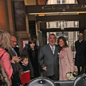 Le jeune marié Dominique Farrugia, sa femme Isabelle (robe rose) et l'acteur français Alain Chabat posent pour les photographes après le mariage qui s'est tenu à la mairie du 16e arrondissement de Paris, France, le samedi 22 janvier 2005.Photo par Mousse/ABACA.