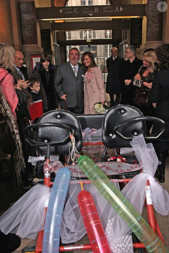 Le jeune marié Dominique Farrugia, sa femme Isabelle (robe rose) et l'acteur français Alain Chabat posent pour les photographes après le mariage qui s'est tenu à la mairie du 16e arrondissement de Paris, France, le samedi 22 janvier 2005.Photo par Mousse/ABACA.